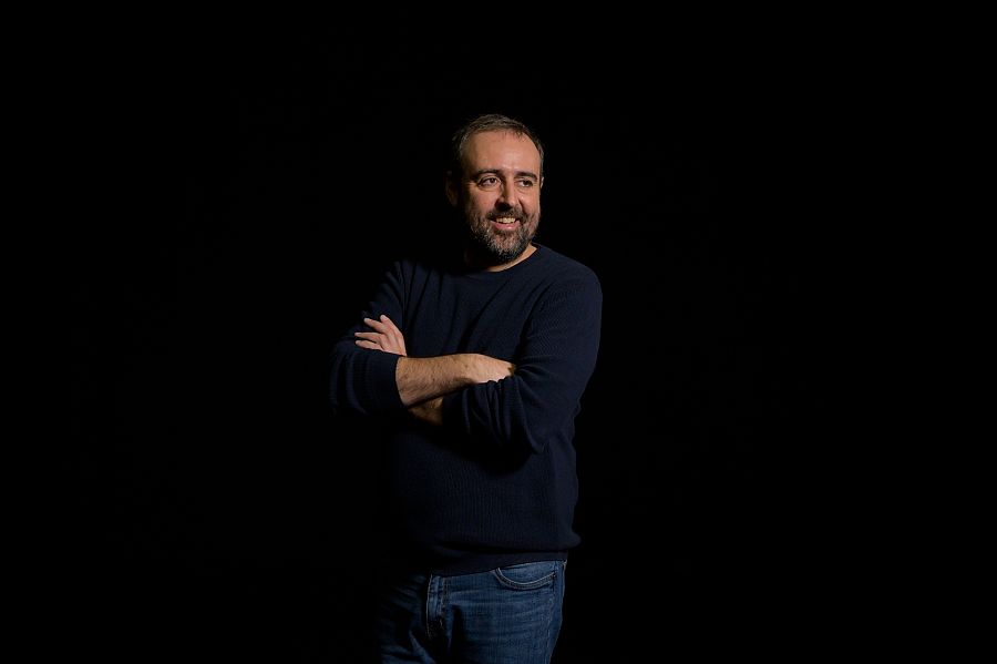 Roger Mas en primer pla i el fons negre