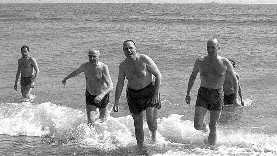 El ministro Manuel Fraga y el embajador estadounidense se bañan en las aguas de la playa de Quintapellejos