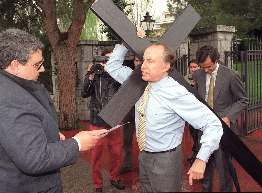 Ruiz-Mateos carga una enorme cruz de penitente