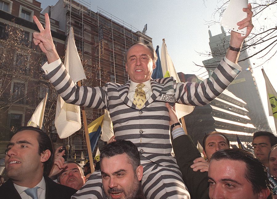 Ruiz-Mateos, con un traje de presidiario