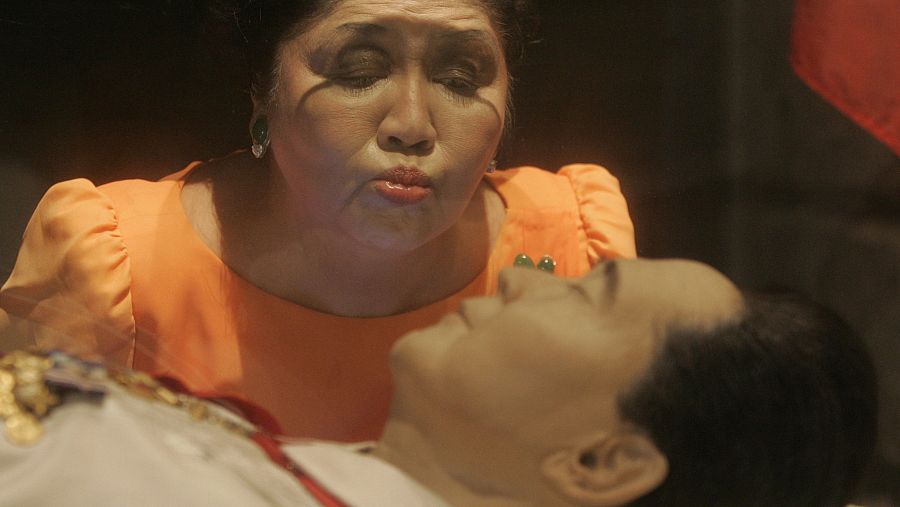 Tres décadas después de su muerte, el cadáver de Ferdinand Marcos sigue sin enterrar. Descansa en Ilocos, Filipinas, por deseo de su esposa, que espera que se le realice un funeral de estado.