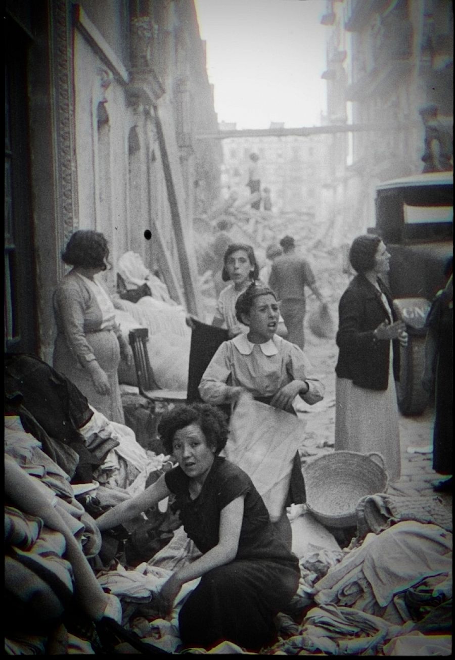 Una mujer mirando a la cámara durante la Guerra Civil, Antoni Campañà