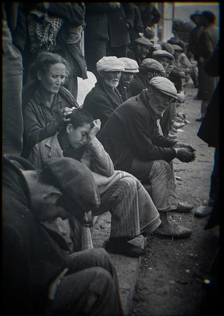 Una madre refugiado quitando piojos a su hijo, foto de Antoni Campañà