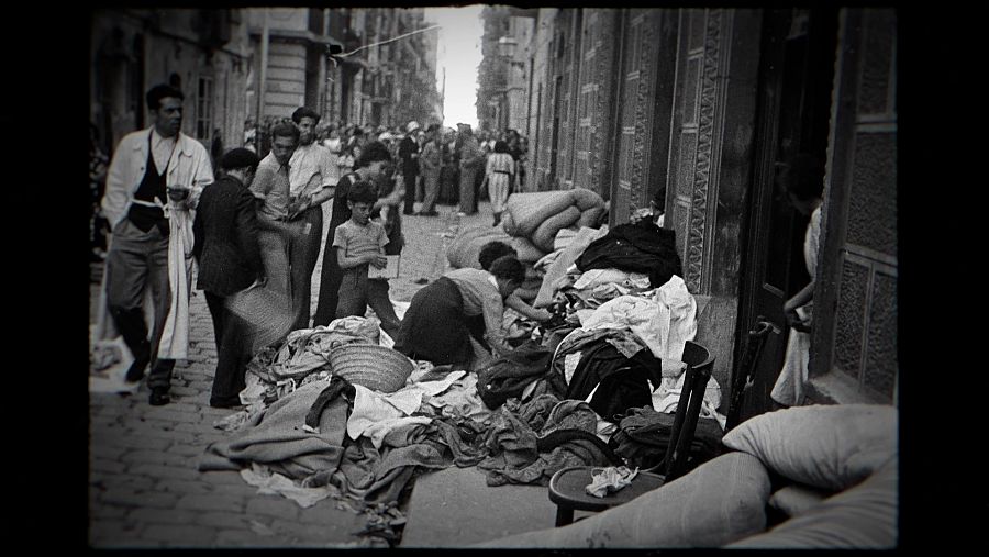 Mujeres rebuscando entre sus pertinencias durante la Guerra Civil, foto de Antoni Campañà