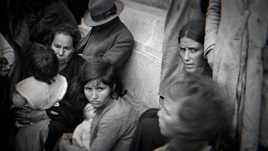 Refugiadas y un hombre sin rostro, foto de Antoni Campañà