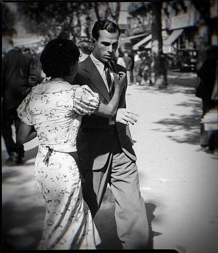 Una chica y un chico en La Rambla de Barcelona al principio de la Guerra Civil, foto de Antoni Campañà