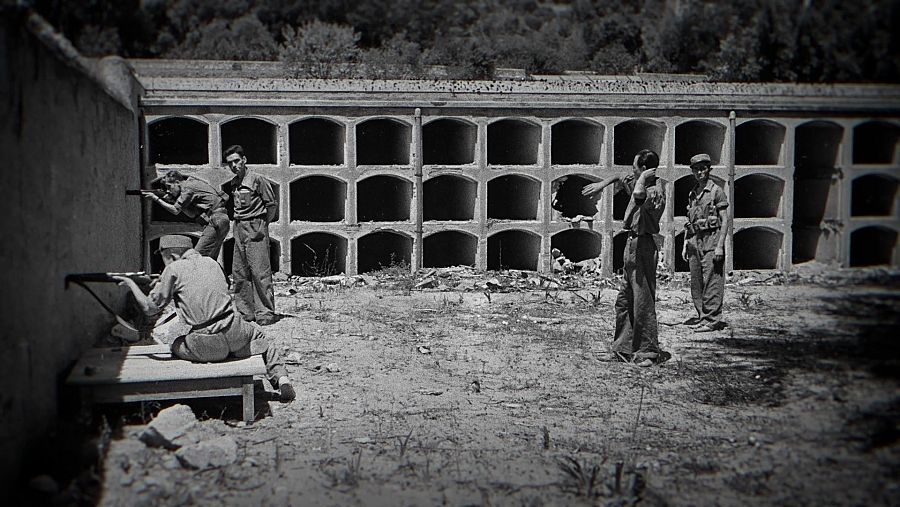 Tiros en el cementerio durante la Guerra Civil, foto de Antoni Campañà