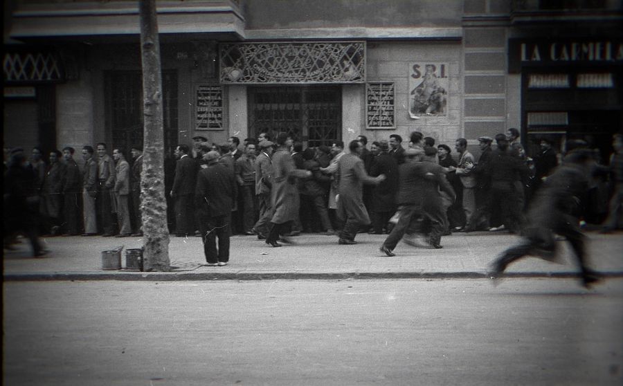 Personas haciendo cola para comprar tabaco durante la Guerra Civil, foto de Antoni Campañà