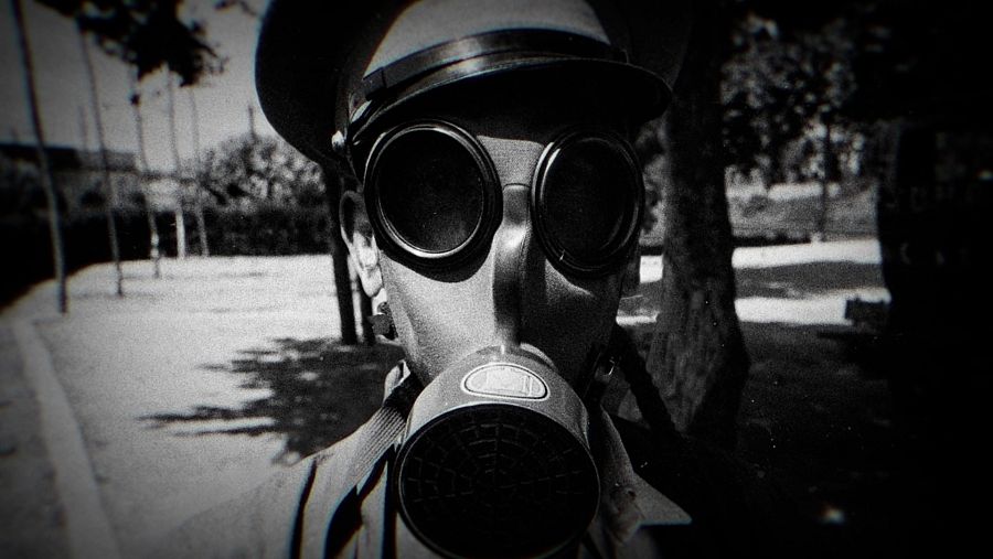 Un enterrador durante la guerra civil, foto de Antoni Campañà