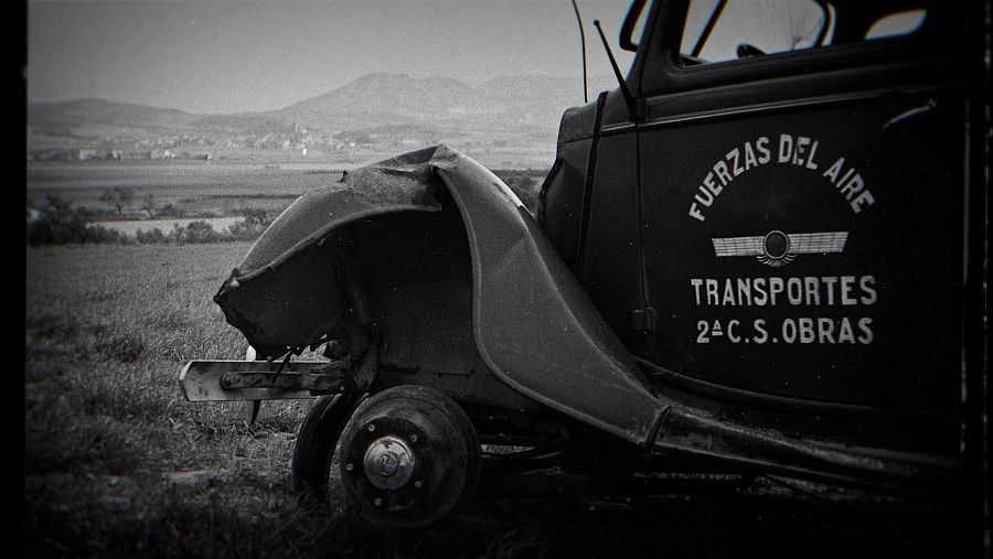 Coche del ejército republicano abandonado, foto de Antoni Campañà