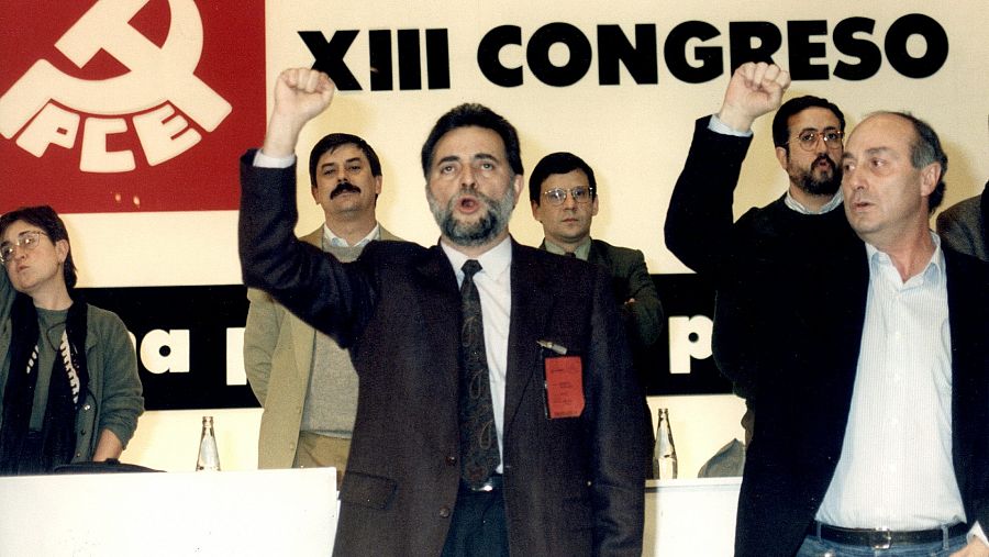 Julio Anguita, reelegido secretario general del PCE, canta 'La Internacional' junto a Francisco Frutos y otros militantes del partido, durante la clausura del XIII Congreso del PCE en diciembre de 1991.