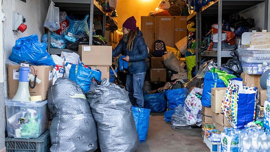 Anna Chmielewska, activista de la ONG polaca Fundacja Ocalenie, en un almacén de ropa y otros artículos de primera necesidad para los refugiados en Sokolka, cerca de la frontera con Bielorrusia. Foto: Wojtek RADWANSKI / AFP