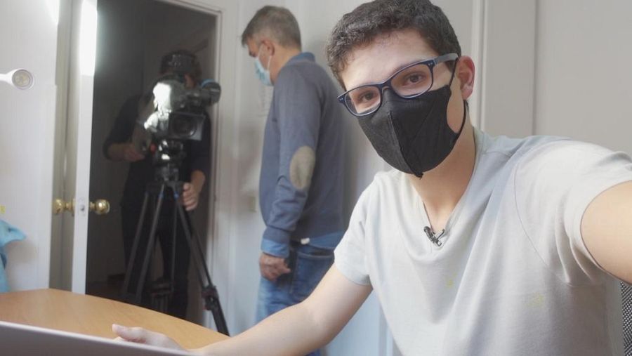 Mario Fabelo hace un selfie durante la grabación para Cámara Abierta.