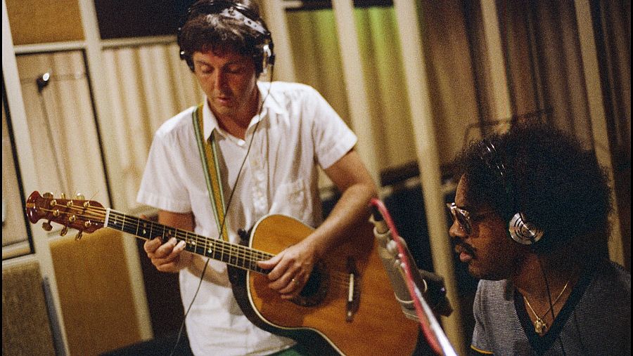 Paul McCartney y Stevie Wonder, durante la grabación en 1981 del tema 'Ebony and ivory' en la isla caribeña de Montserrat.