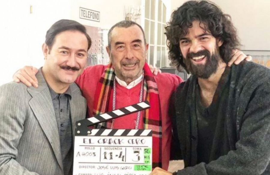 Carlos Santos, Jose Luis Garci y Miguel Ángel Muñoz en el rodaje de 'El crack cero' (2019)