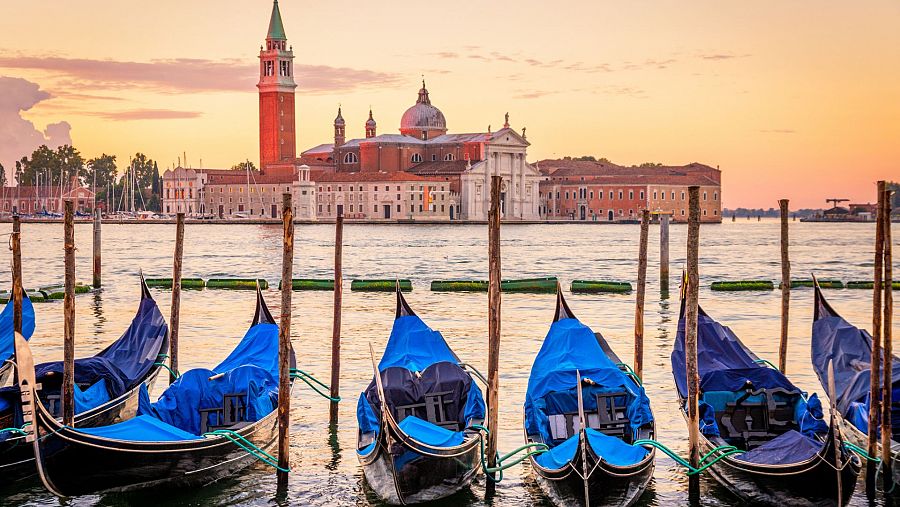 Góndolas con San Giorgio Maggiore al amanecer