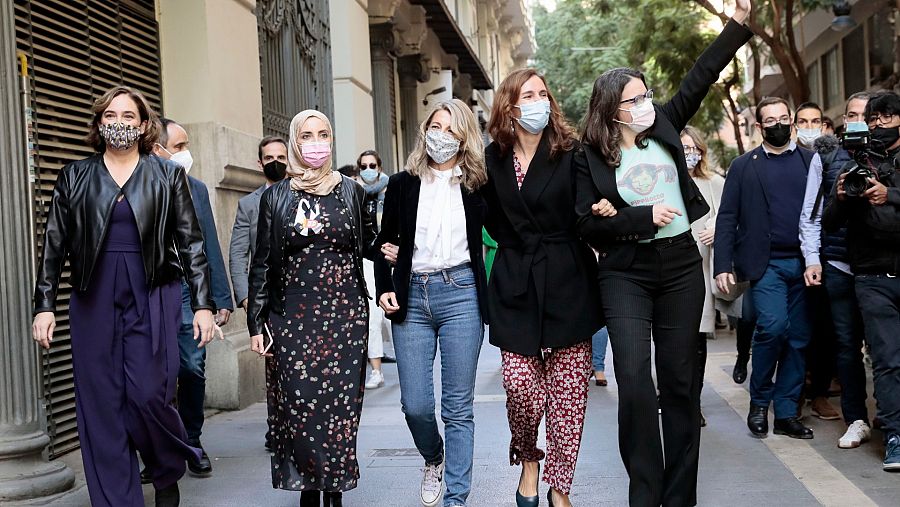 Las cinco lideresas de izquierda que protagonizan este sábado el encuentro 'Otras Políticas' en Valencia han llegado juntas y cogidas del brazo al acto en el Teatro Olympia.