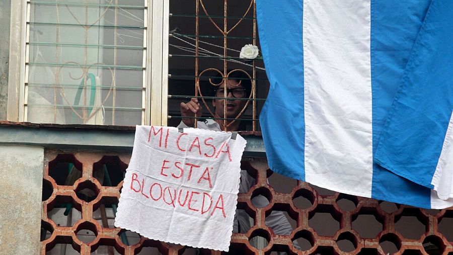 El opositor cubano del movimiento Archipiélago, Yunior García, en su casa, de donde no ha podido salir este domingo para acudir al Malecón de La Habana a manifestarse en solitario. Foto: AFP
