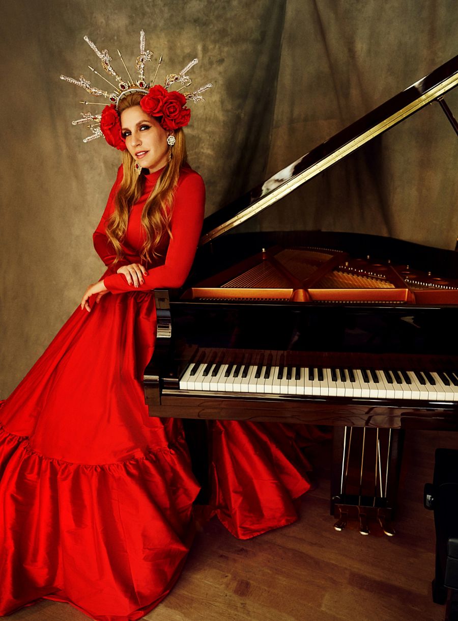 Es la primera mujer en la historia del flamenco que se atrevió a cantar acompañándose de su propio piano
