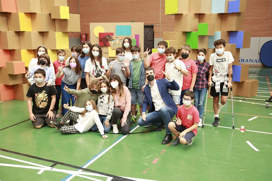 Aprendemos en Clan. El debabe - Alumnas y alumnos del Colegio Genil de Granada