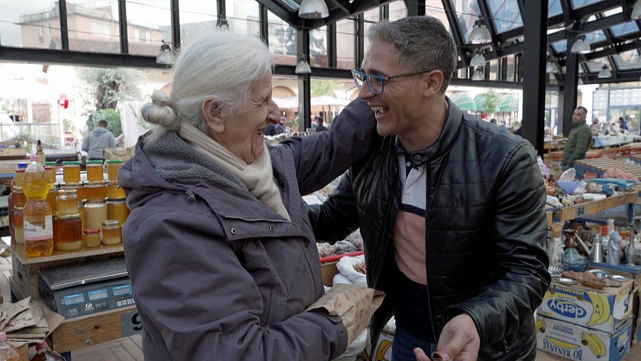 El reportero Antonio Montero en Albania