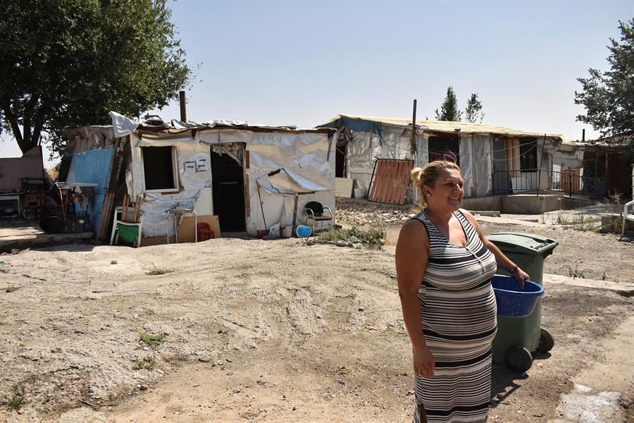 Una mujer en el sector 6 de la Cañada Real (Madrid)