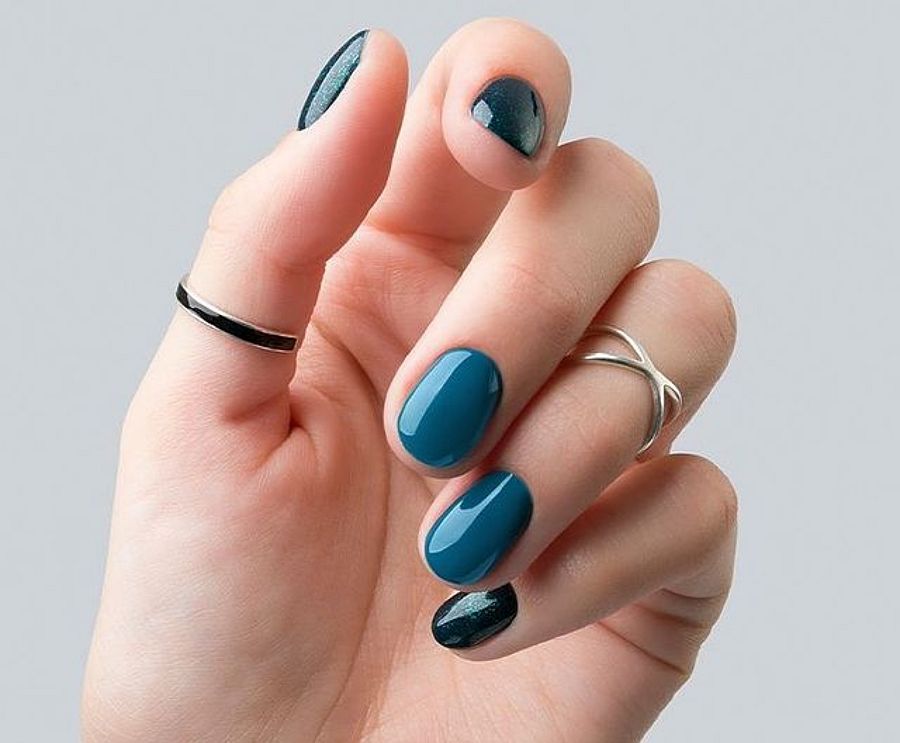 El azul metalizado pisa fuerte este invierno, un color muy llamativo para esa mujer que busca sentirse atractiva