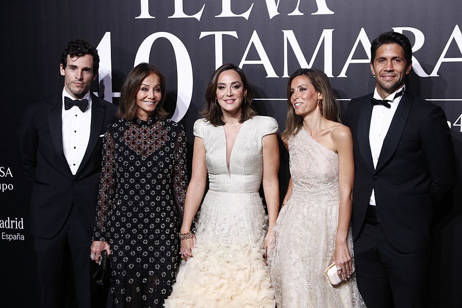 Tamara Falcó con Iñigo Onieva en su primer posado junto a Isabel Preysler, Ana Boyer, Fernando Verdasco y Olga Ruiz, directora de la revista TELVA