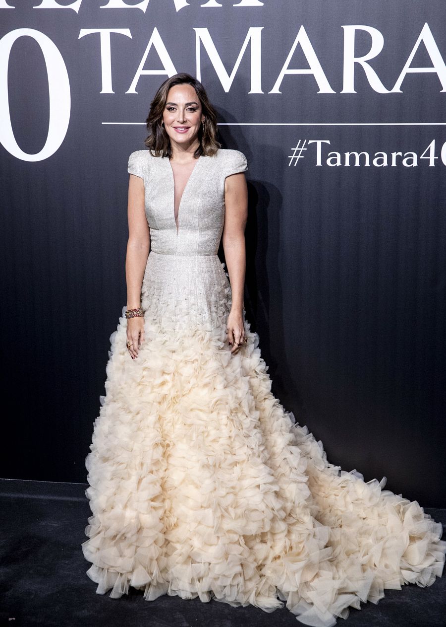 Tamara Falcó con un espectacular vestido blanco roto largo