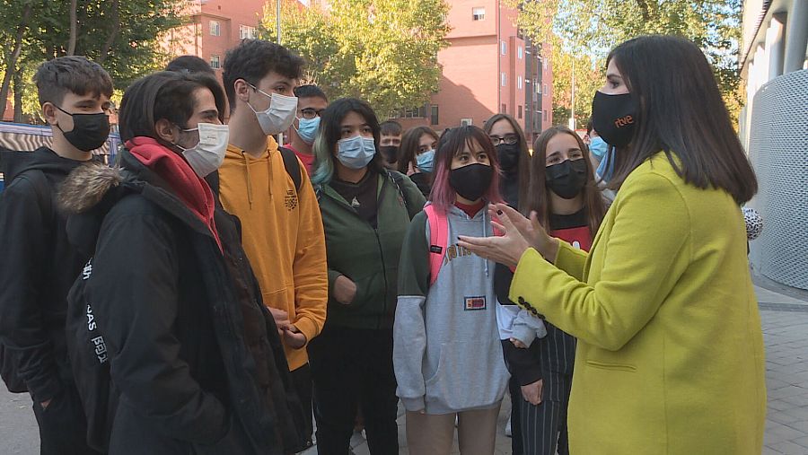 Preguntando a las puertas del instituto
