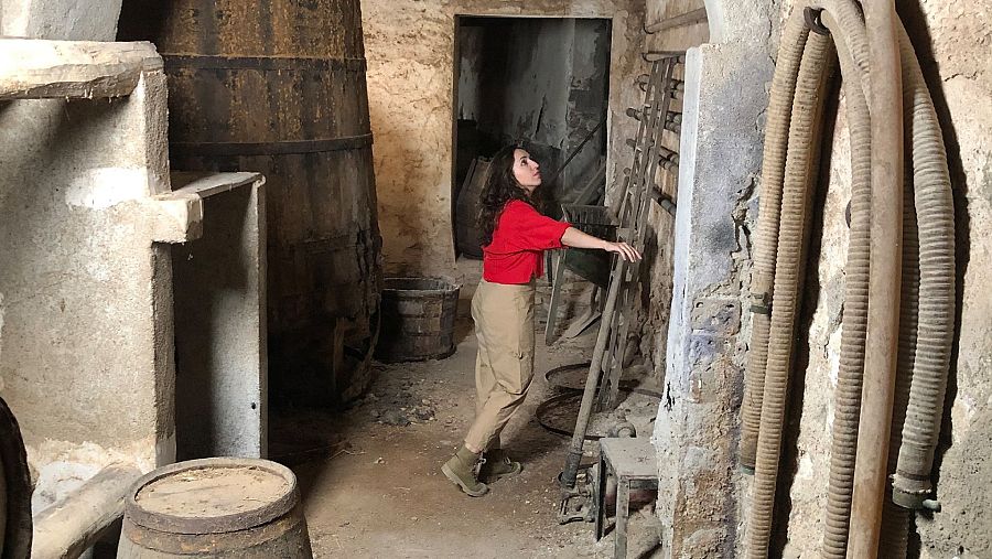 Anna Bertran descobrint una habitació del mas plena de pols