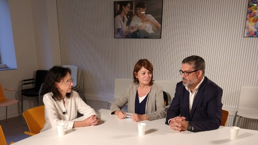 Pilar y Julián junto a Cecilia, padres supervivientes del suicidio de sus hijos