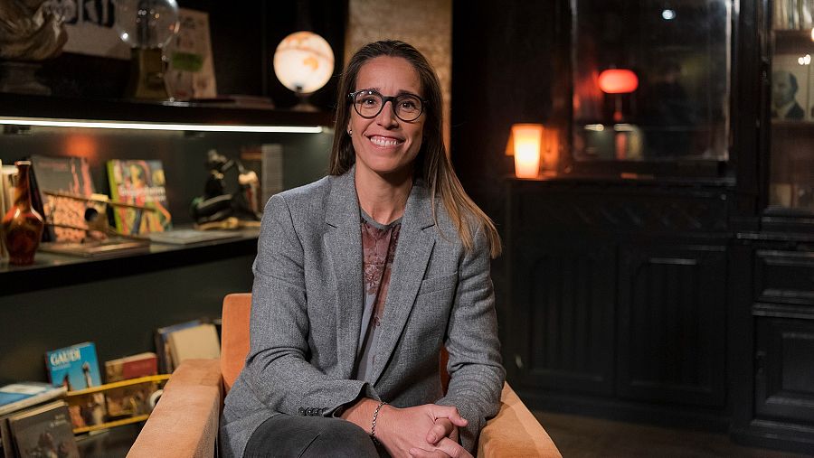 Lucía Sainz aasseguda a un sofà 'Noms propis'