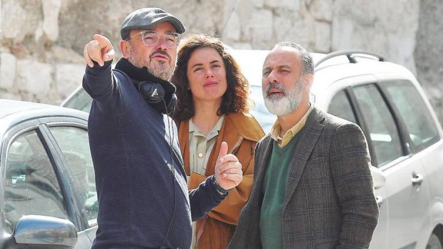 Manuel Martín Cuenca con los actores Patricia López Arnaiz y Javier Guitiérrez