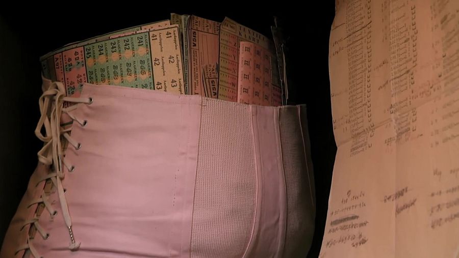 Corsé con cartillas de racionamiento en el Museo de la Resistencia