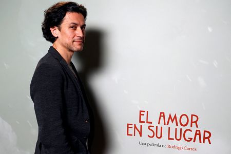  Rodrigo Cortés posa durante la presentación de El amor en su lugar.