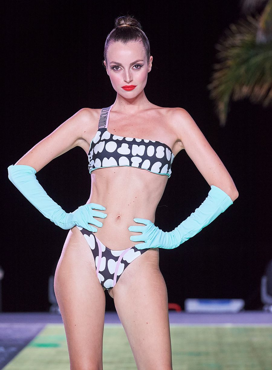 Una gran apuesta son las prendas estampadas de carácter deportivo y llamativos colores