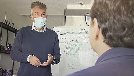 El periodista de RTVE, Óscar Gutiérrez, entrevistando para el reportaje.