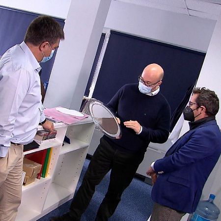 El periodista de RTVE, Sergio Martín, con los directivos de KDPOF.