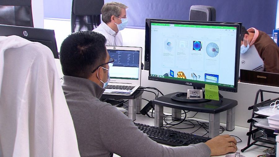 Empleados de la empresa KDPOF trabajan con el ordenador en una oficina.