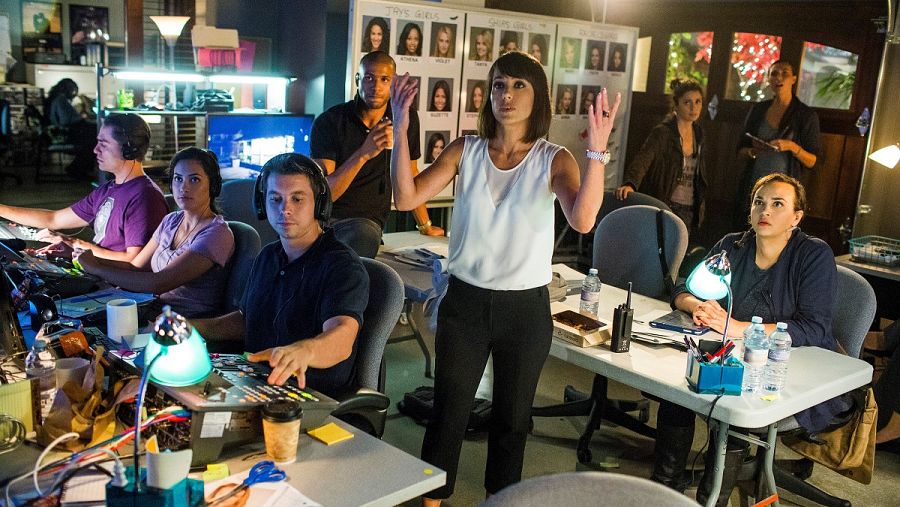 Quinn rodeada de su equipo de 'Por siempre jamás'