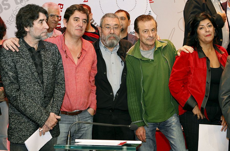 Joaquín Sabina, Luis García Montero, Cándido Méndez, Juan Diego y Almudena Grandes durante la presentación del manifiesto 'Otra política y otros valores para salir de la crisis'