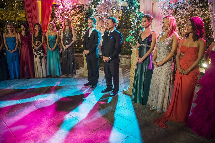 Adam Cromwell, con el presentador y las concursantes de 'Por siempre jamás'