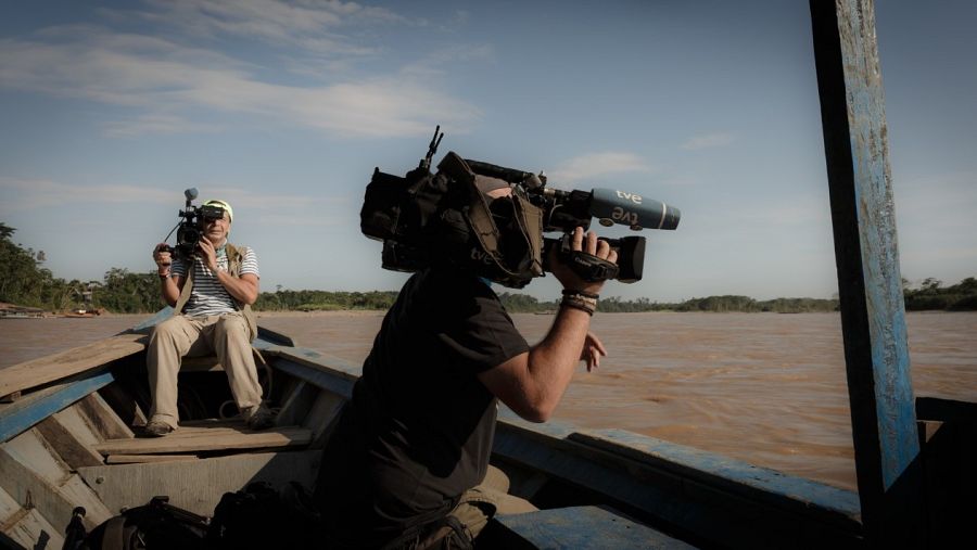 'Reporteros de Televisión Española cruzando el río Inambari, en Madre de Dios, Perú