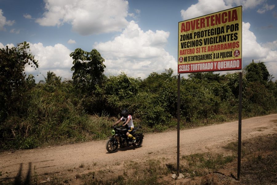 Un cartel advierte de la presencia de seguridad privada contra los ladrones.
