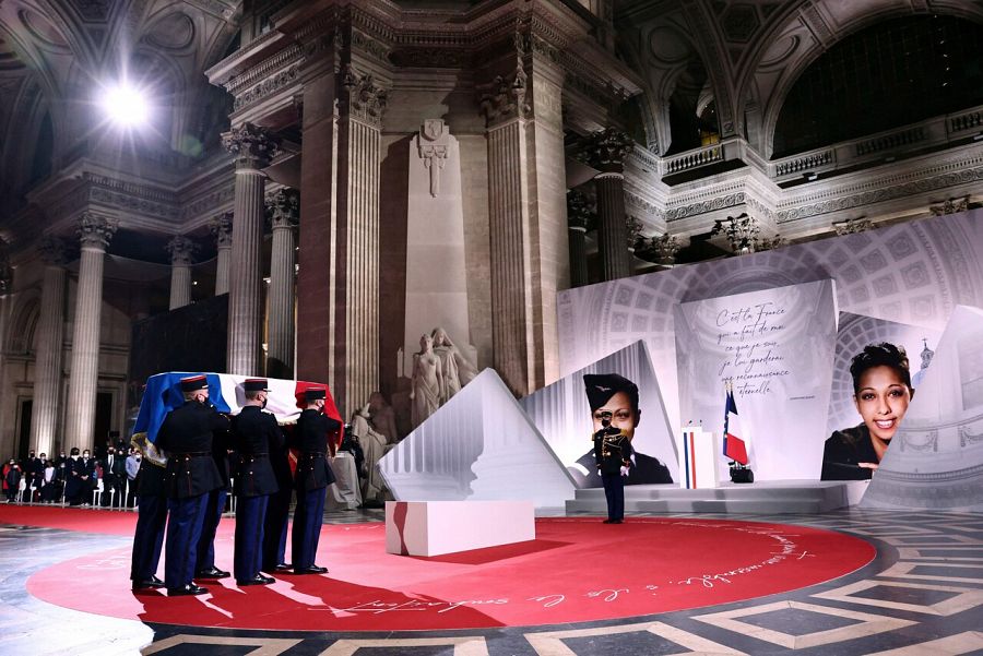 Soldados franceses portan el cenotafio de Joséphine Baker durante la ceremonia en el Panteón