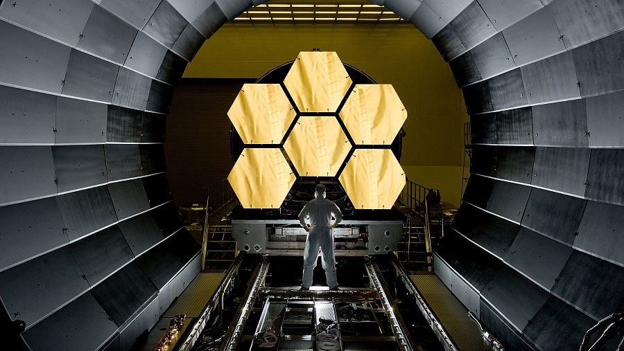 Un científico observa el espejo primario del James Webb, formado por 18 segmentos.