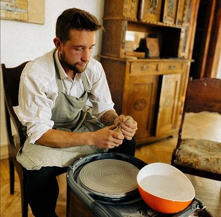 El artista moldea con arcilla uno de sus estéticos remiendos.