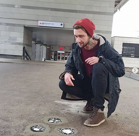 El artista junto a una de sus obras frente a una estación del metro de Moscú.