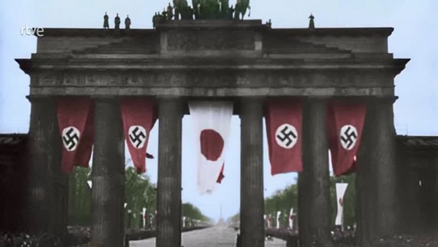 Las banderas nazis y la Nisshiki, bandera de Japón, en la Puerta de Brandenburgo de Berlín, impactante imagen del documental 'Pearl Harbor, el mundo en llamas'